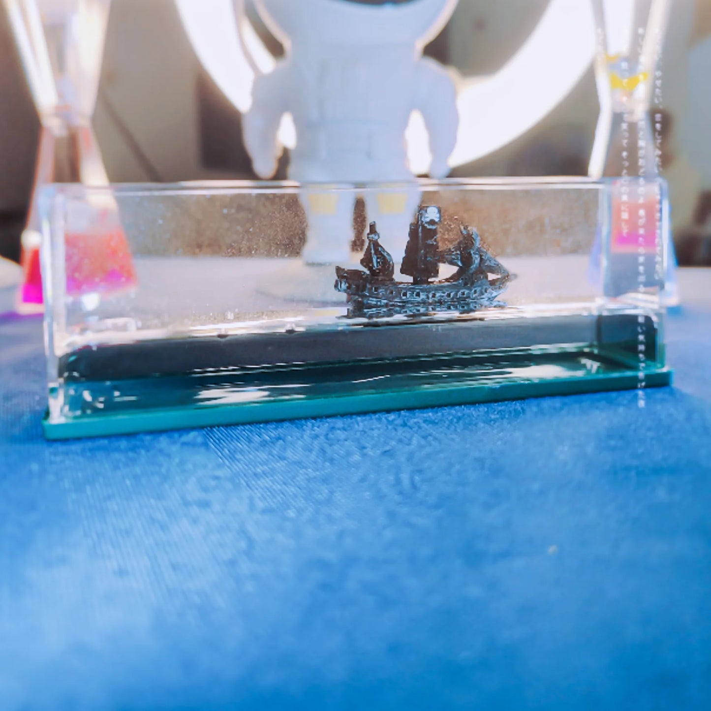 Cruise Ship Liquid Motion Desk Toy